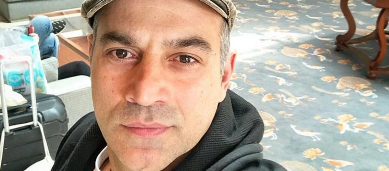 «Πανικός» στην «Φωλιά των Κουκου»: Ξεκαρδιστικό ατύχημα για τον Κρατερό Κατσούλη - Του σκίστηκε το πουκάμισο (βίντεο)